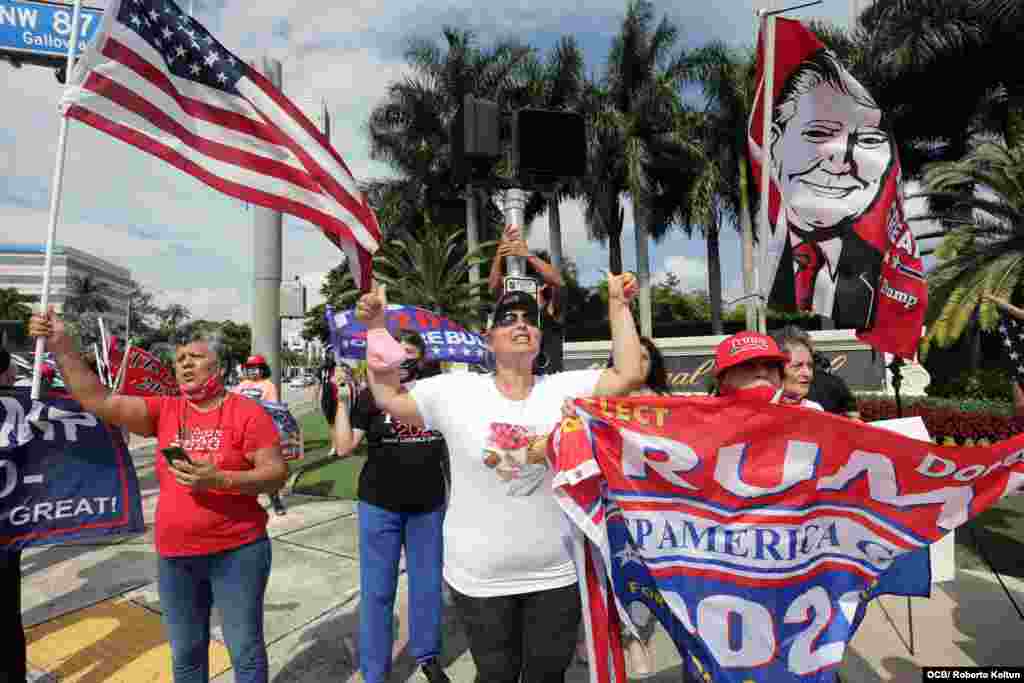 Exiliados muestran su apoyo al presidente Trump durante su visita este viernes a la ciudad del Doral, en el sur de Florida.