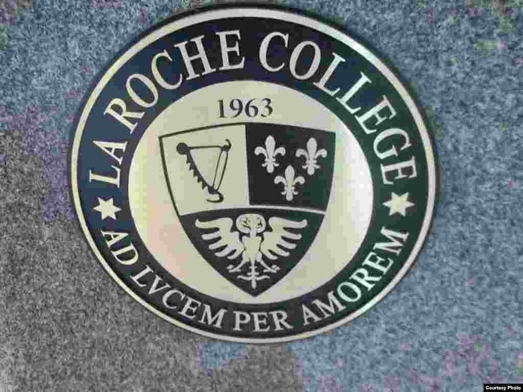 Escudo de La Roche College, que acogió el evento &quot;AfricAméricas II: Somos la raíz del cambio&quot; 