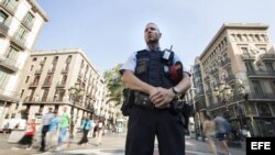 Un Mosso d’esquadra vigila las calles de Barcelona. (Archivo)