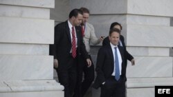 Timothy Geithner (c), a su salida el jueves 29 de noviembre de 2012, del Capitolio tras una jornada de reuniones con miembros del Congreso para discutir sobre el precipicio fiscal en Washington D.C.