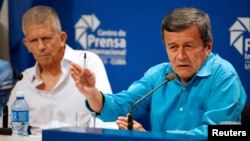 Pablo Beltrán (derecha) y Aureliano Carbonell durant euna rueda de prensa en La Habana en agosto de 2018. 