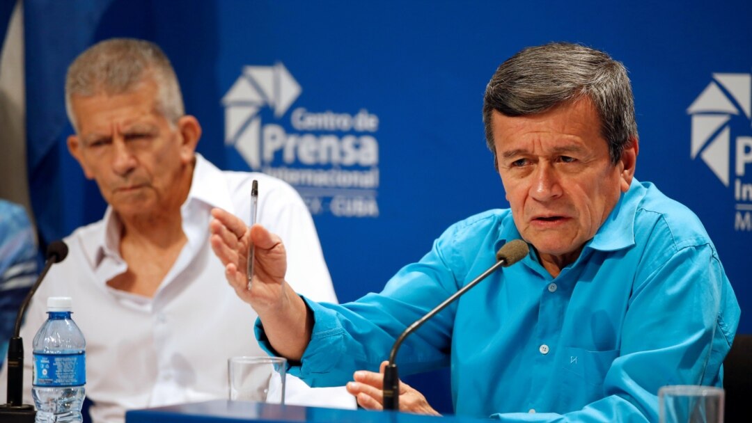 Pablo Beltrán (derecha), jefe de los negociadores del ELN, en una foto tomada en La Habana en agosto del 2018.