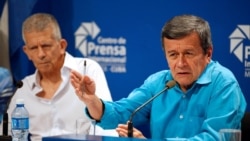 Pablo Beltrán (derecha), jefe de los negociadores del ELN, en una foto tomada en La Habana en agosto del 2018.