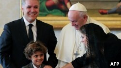 El presidente colombiano Iván Duque junto a su familia es recibido por el Papa Francisco, en el Vaticano. 