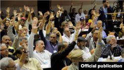 Intelectuales y artistas votan en el congreso de la UNEAC.
