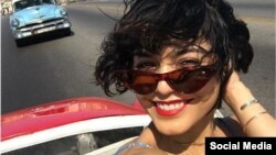 Vanessa Hudgens se pasea por La Habana en un almendrón. (Instagram)