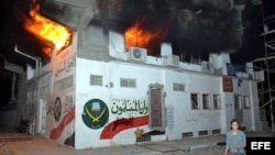 Vista de la oficina de los Hermanos Musulmanes en llamas hoy, miércoles 5 de diciembre de 2012, en Ismailia, a 100 kilómetros de El Cairo (Egipto). 