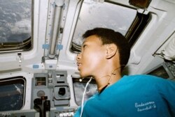 Mae Jemison mira las rampas de las plataformas en la misión STS-47 del transbordador espacial “Endeavour”, en 1992. (NASA)