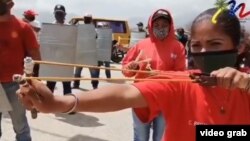 Autoridades chavistas como la alcaldesa del municipio de Díaz, en el estado de Nueva Esparta, difunden en Venezuela imágenes como esta para presentar la disposición combativa ante presuntos ataques contra ese país.