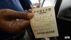 Un hombre muestra un boleto de lotería Powerball. 