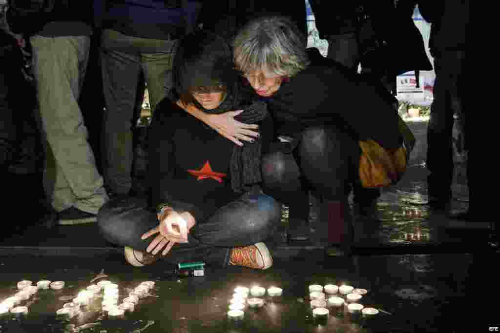 Parisinos reunidos en la Plaza de la República encienden velas por las víctimas de los atentados de París. EFE