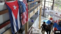 Banderas de EEUU y Cuba en la Feria Internacional de La Habana.