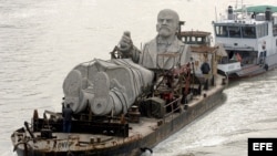 Un remolcador cruza el río Danubio cargado con las piezas una estatua gigante del dictador ruso Josef Stalin, en Budapest, Hungría.