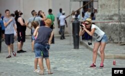 Turistas se toman fotos en una plaza de La Habana Vieja.