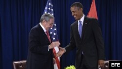 Barack Obama se reúne con su homólogo cubano, Raúl Castro, en la sede de Naciones Unidas en Nueva York. EFE