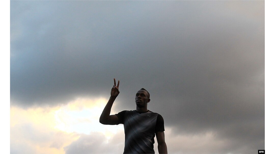 Usain Bolt en entrenamiento previo a competencia llamada "Desafío Mano a Mano" en una pista instalada en la playa de Copacabana