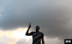 Usain Bolt en entrenamiento previo a competencia llamada "Desafío Mano a Mano" en una pista instalada en la playa de Copacabana