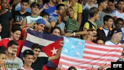 Aficionados asistieron el martes 2 de junio de 2015, a un partido amistoso entre el Cosmos y la selección nacional cubana en el estadio Pedro Marrero de La Habana (Cuba).