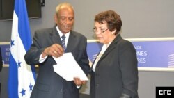 La ministra hondureña de Relaciones Exteriores, Mireya Agüero (i) , y el encargado de negocios de la embajada de Cuba en Honduras, Sergio Oliva.