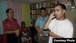 Calixto Ramón Martínez a pocos minutos de ser liberado se reúne con sus colegas de Hablemos Press