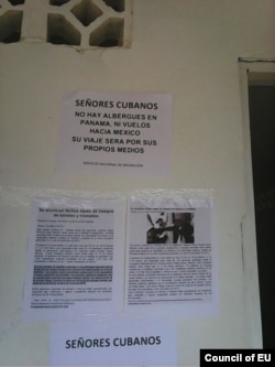 Ni albergues ni vuelos a México, sigan viaje por sus medios, advierte un cartel a los cubanos en la sede de Migración de Puerto Obaldía.