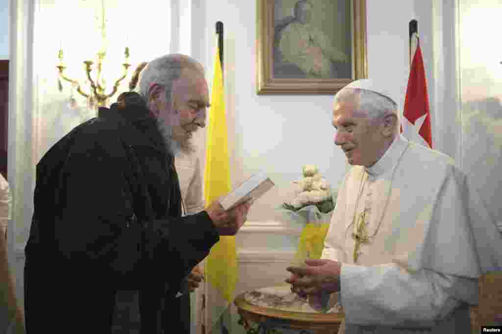 Castro recibe un obsequio de Benedicto XVI