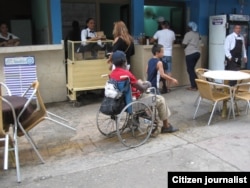 Un discapacitado pide ayuda a los transeúntes en una calle de La Habana. (Foto: Lázaro Yuri Valle Roca)