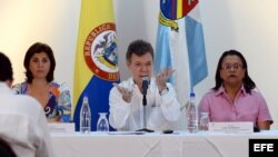Juan Manuel Santos (c), acompañado por su ministra de Relaciones Exteriores, María Angela Holguín (i), y la gobernadora de San Andrés, Providencia y Santa catalina, Aury Guerrero (d). .