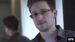 Captura de una grabación de vídeo facilitada por el diario británico The Guardian que muestra a Edward Snowden, el autor confeso de la filtración de información sobre los programas de vigilancia secretos llevados a cabo por el Gobierno estadounidense