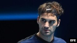El tenista suizo Roger Federer reacciona tras ganar un punto ante el serbio Novak Djokovic.
