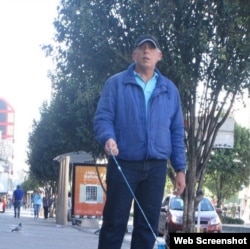 Roberto Trobajo pasea su perro por una calle de Bogotá.