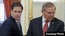 Los senadores cubanoamericanos Marco Rubio (i) y Bob Menendez.