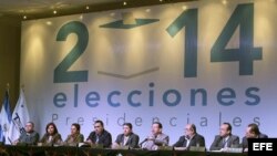 El presidente del Tribunal Supremo Electoral (TSE) Eugenio Chicas (4d) junto a sus magistrados, brinda una conferencia de prensa, tras finalizar el escrutinio final de la elecciones presidenciales hoy, jueves 13 de marzo de 2014 en San Salvador.