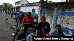 Migrantes de América Central, Haití y Cuba esperan en las afueras de la Comisión de Asistencia para Refugiados Mexicana (COMAR). (Reuters/José Torres).