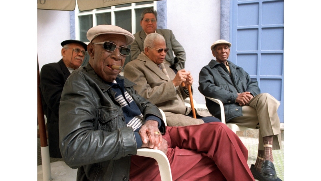 Los componentes de La Vieja Trova Santiaguera, encabezada por Reinaldo Hierrezuelo (en la foto con bastón).