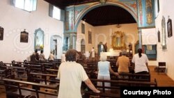 Bancos vacíos: misa en una iglesia católica de Sancti Spíritus, Cuba.