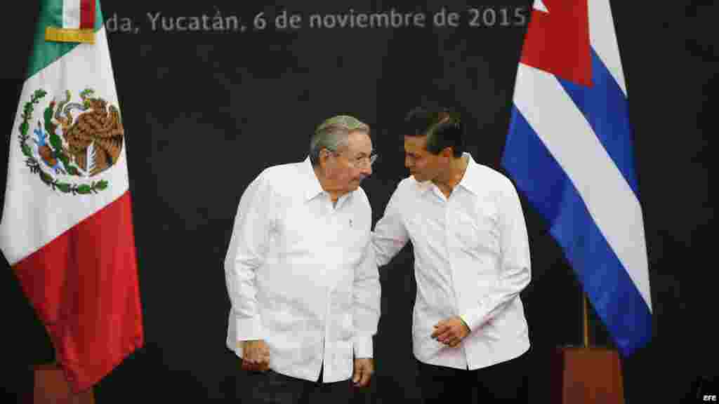 El presidente de México Enrique Peña Nieto conversa con el gobernante cubano Raúl Castro (d-i), durante la ceremonia protocolaria en Palacio de Gobierno del estado de Yucatán, Mérida.