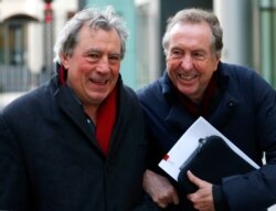 Terry Jones (izq.) y Eric Idle el 4 de diciembre de 2012 en Londres (Foto: Andrew Winning/Reuters).