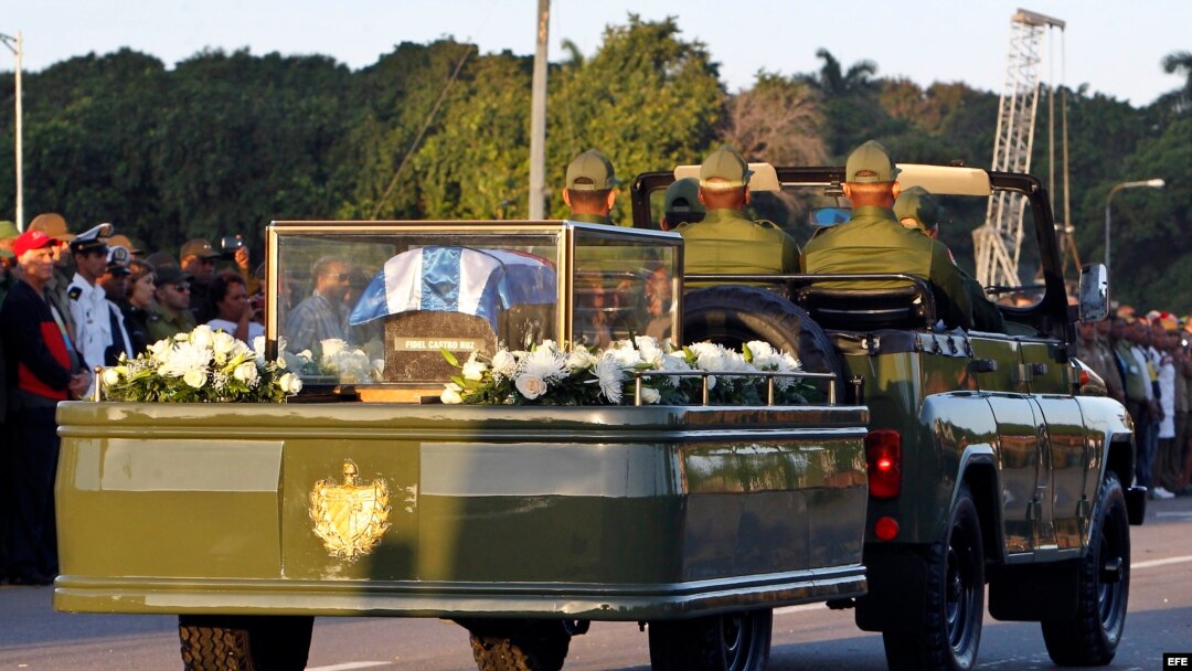 Las cenizas de Fidel Castro en camino hacia Santiago de Cuba.