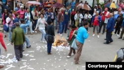Las brigadas de Respuesta Rápida queman ejemplares de la Declaración Universal de los Derechos Humanos, lanzados a la calle por las Damas de Blanco. (Foto: Ángel Moya.