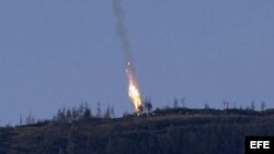 Un bombardero ruso Su-24 cae tras ser derribado por un caza turco. 