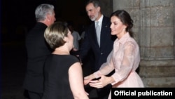 Los Reyes de España reciben al Miguel Díaz Canel y su esposa Lis Cuesta en la cena de retribución ofrecida en el Palacio de los Capitanes Generales. 