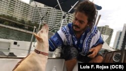 David Berenger, en el velero Lourdes-Emyca junto a su perra Lila, que lo acompaña en la travesía.