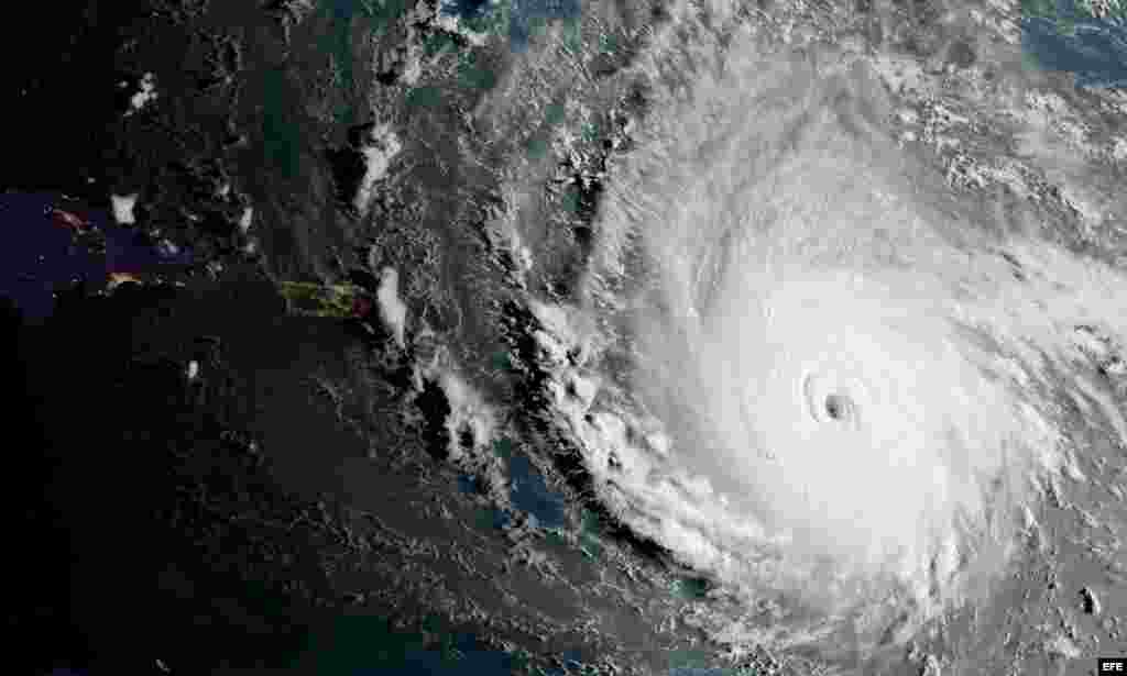 Fotografía tomada desde el espacio tomada por el satélite GOES-16 de la Agencia Nacional de Océanos y Atmósfera de Estados Unidos (NOAA).&nbsp;Irma es el huracán más fuerte&nbsp;que ha tenido lugar en el Atlántico a lo largo de la historia registrado fuera del área que comprende el Mar del Caribe y el Golfo de México.