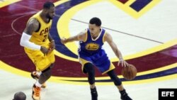 El jugador de Cavaliers LeBron James (i) marca a Stephen Curry (d), de Warriors, el martes 9 de junio de 2015. 