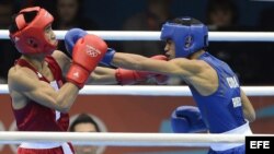 El cubano Robeisy Ramirez (azul) ante el mongol Tugstsogt Nyambayar en el combate de boxeo categoría de peso mosca 52 kgs de los Juegos Olímpicos de Londres 2012, en Londres, Inglaterra.