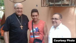 Cardenal Monseñor José Luis Lacunza (i) junto a un cubano refugiado en Panamá y Victo Berrios (d), de la Pastoral Social CARITAS. 