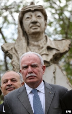 Al-Malki junto al busto del fallecido líder palestino Yasser Arafat.