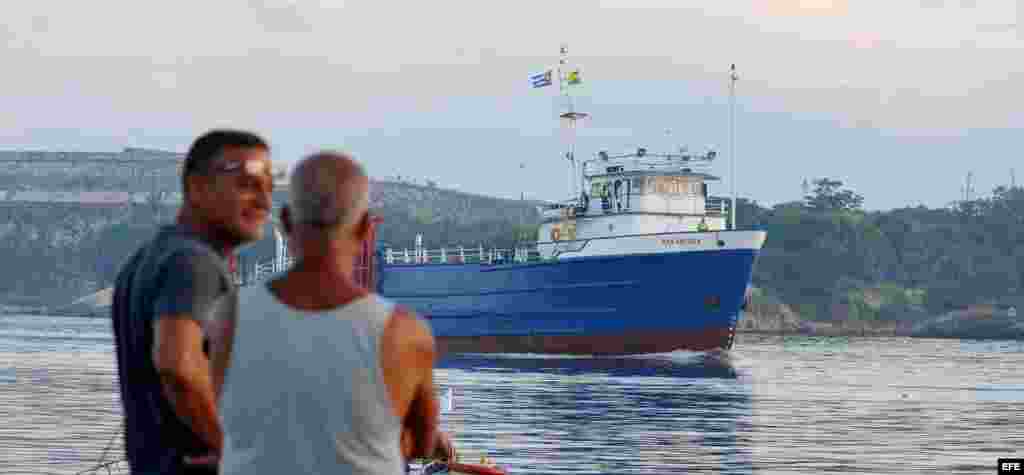 Dos pescadores observan el barco estadounidense &quot;Ana Cecilia&quot;, que zarp&oacute; el mi&eacute;rcoles desde Miami, y lleg&oacute; el viernes 13 de julio de 2012, al puerto de La Habana. 