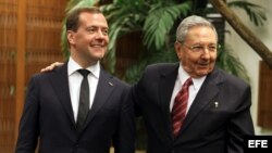 Primer ministro de Rusia Dimitri Medvedev (iz) y Raúl Castro durante la reunión mantenida el 21 de febrero de 2013, en La Habana.